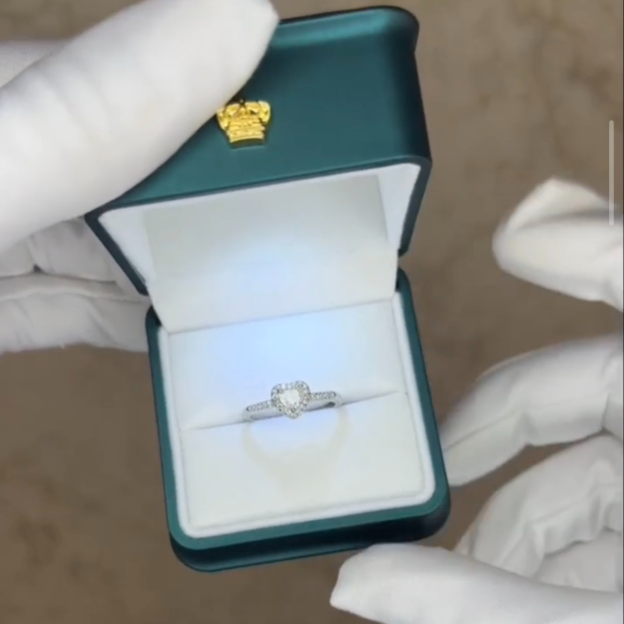 Yurak shaklidagi nafis uzuk – muhabbatning eng go‘zal ifodasi!