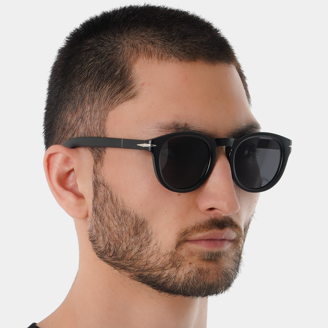 Minimalizm va klassika uyg‘unligi Zamonaviy qora quyosh ko‘zoynagi