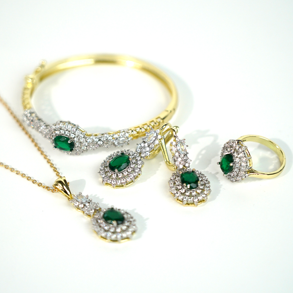 Zumrat toshli taqinchoq!